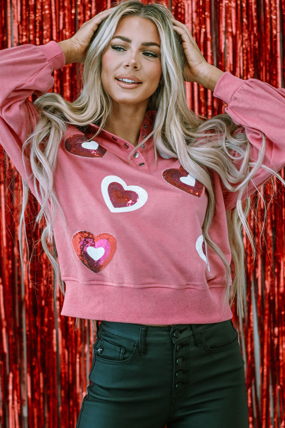 Rosa Sweatshirt mit Pailletten und Herz-Druckknöpfen in Mineralwaschung und Kragen