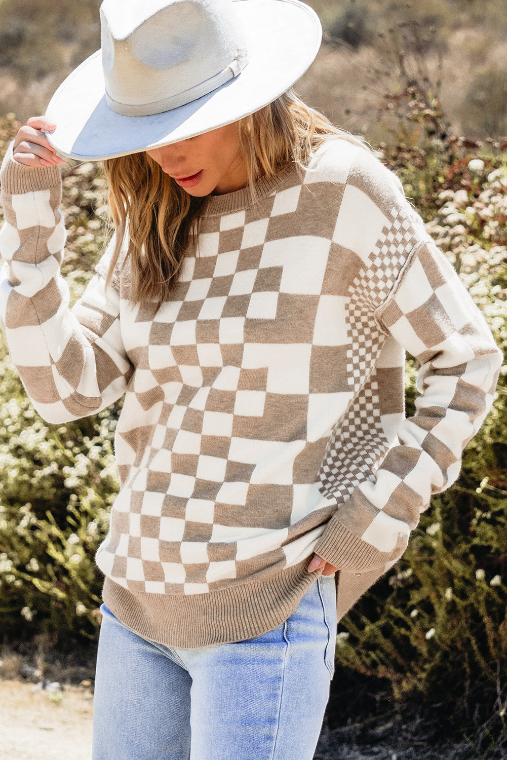 Khakifarbener Pullover mit Karomuster und überschnittener Schulterpartie und Rundhalsausschnitt