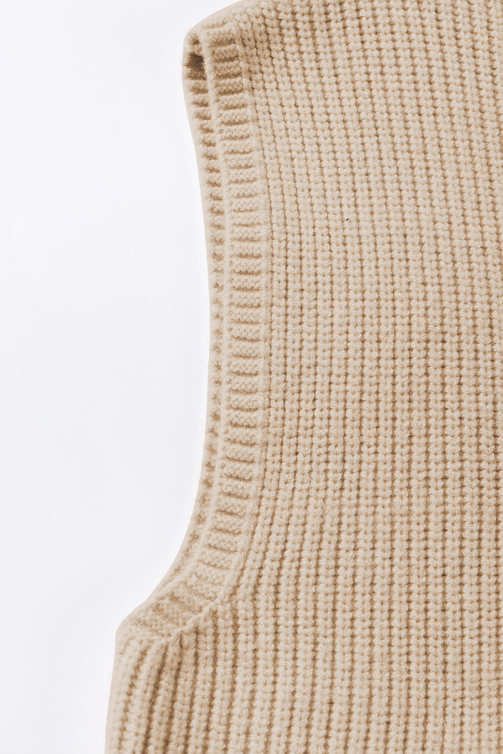 Aprikosenfarbener Pullover mit Brusttasche, V-Ausschnitt, gerippten Flügelärmeln