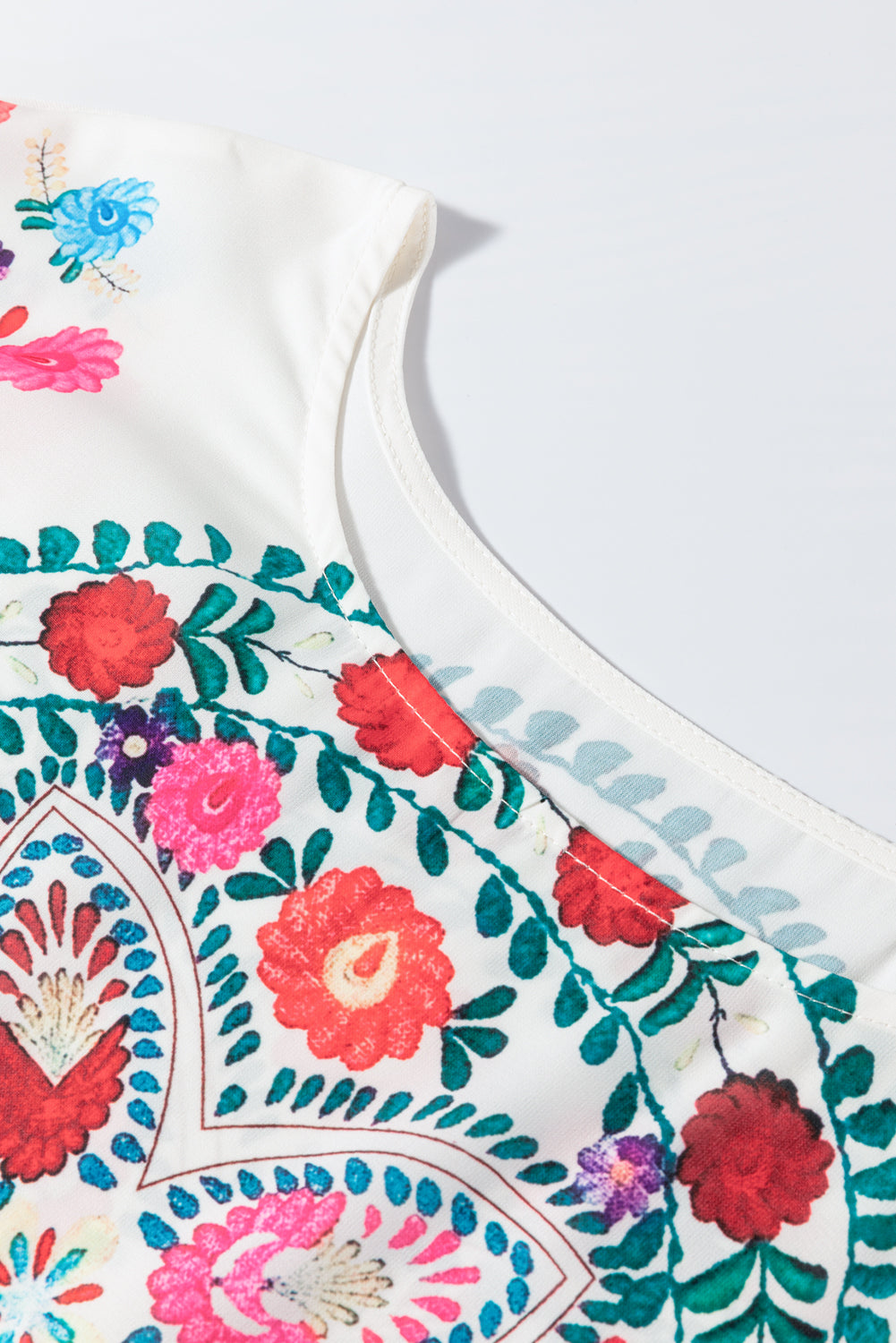 Weiße Bluse mit Rundhalsausschnitt und Rüschenbesatz im Boho-Stil mit Blumenmuster