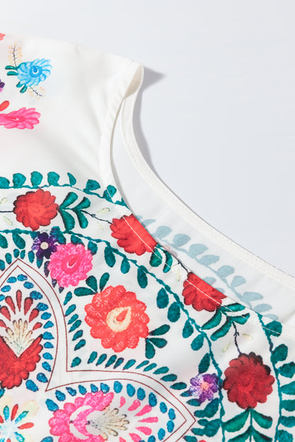 Weiße Bluse mit Rundhalsausschnitt und Rüschenbesatz im Boho-Stil mit Blumenmuster