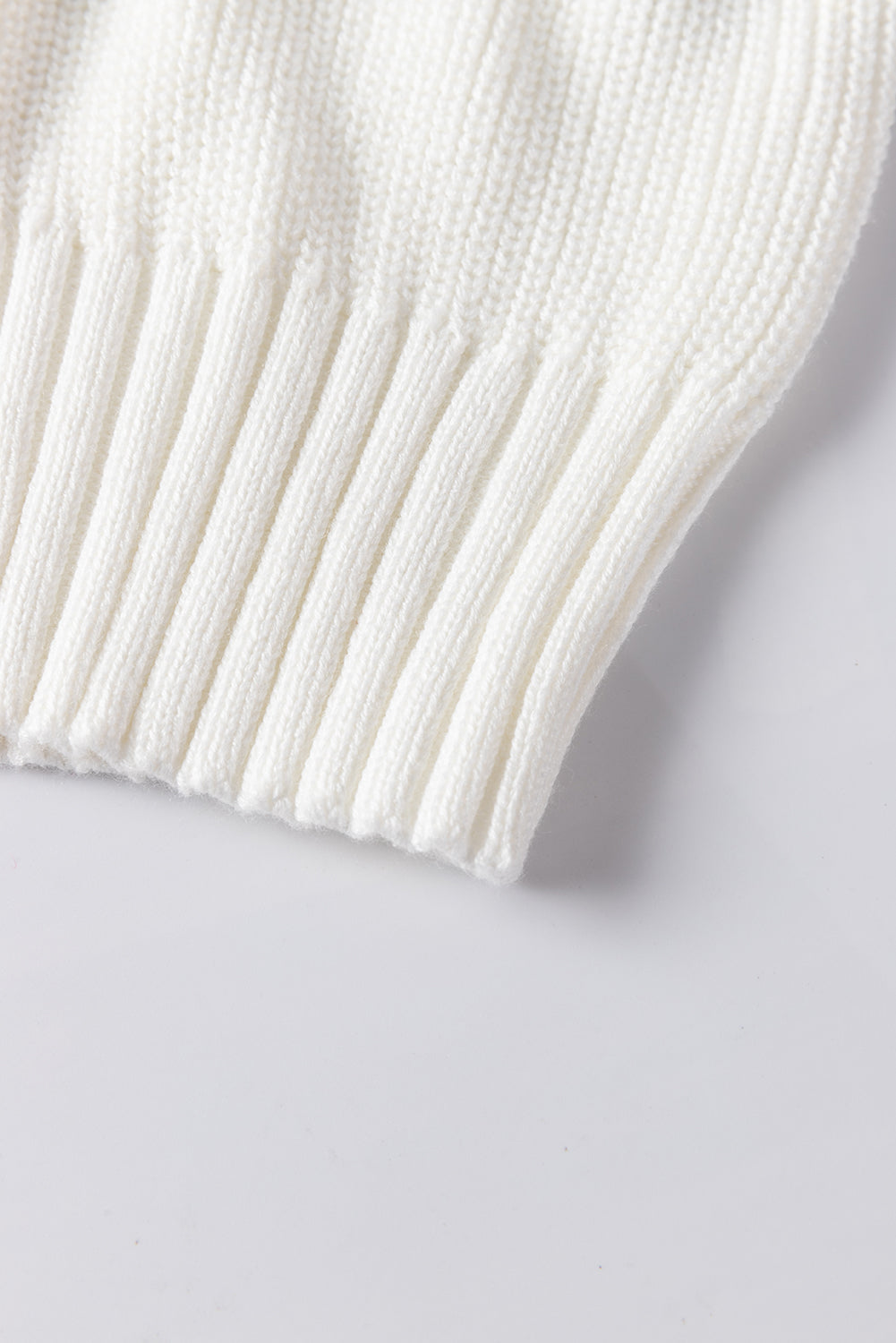 Weißer Pullover mit Blumenaufnähern und Bischofsärmeln