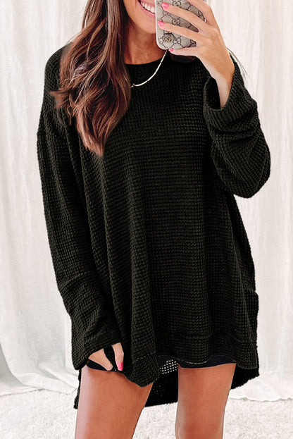 Schwarzes Oversize-Oberteil mit hohen Schlitzen und Waffelstrick