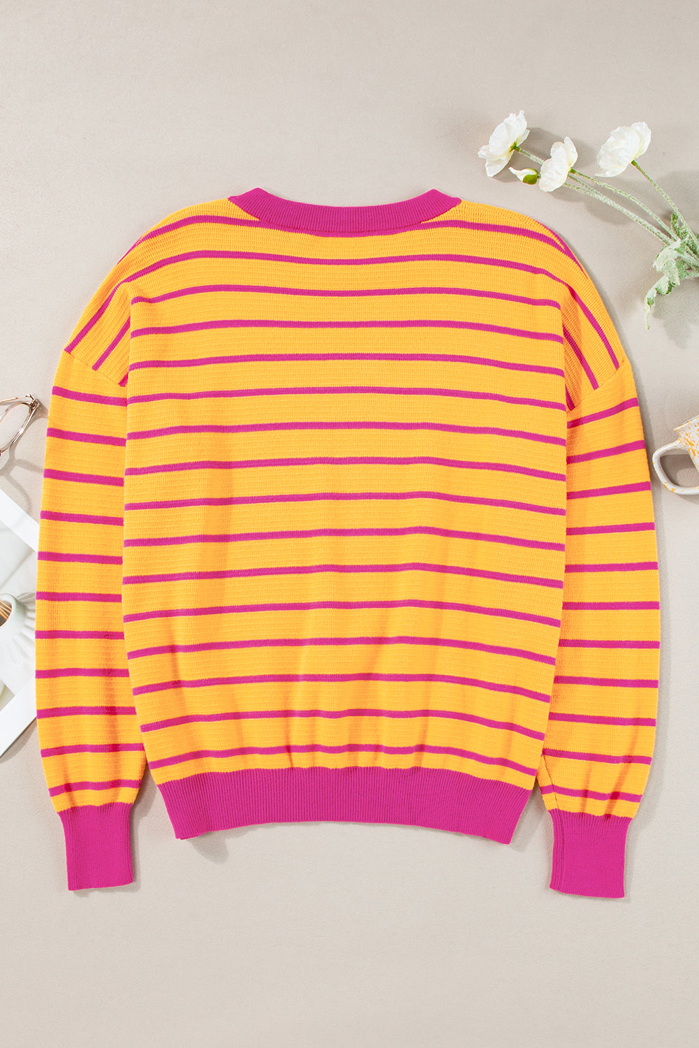 Orangefarbener Pullover mit Streifenbesatz, Rundhalsausschnitt und überschnittener Schulter