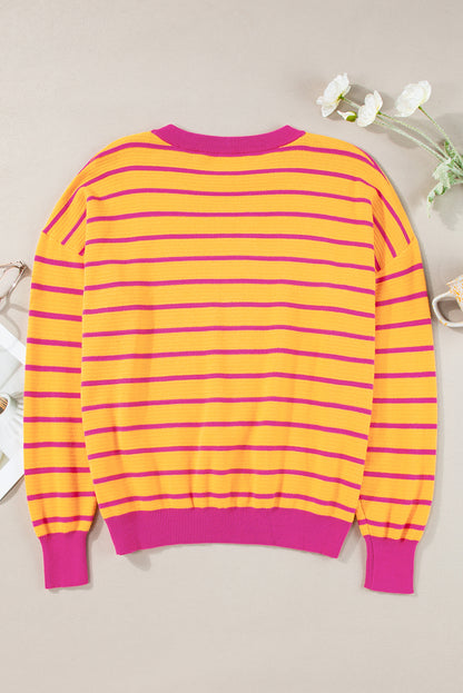 Orangefarbener Pullover mit Streifenbesatz, Rundhalsausschnitt und überschnittener Schulter