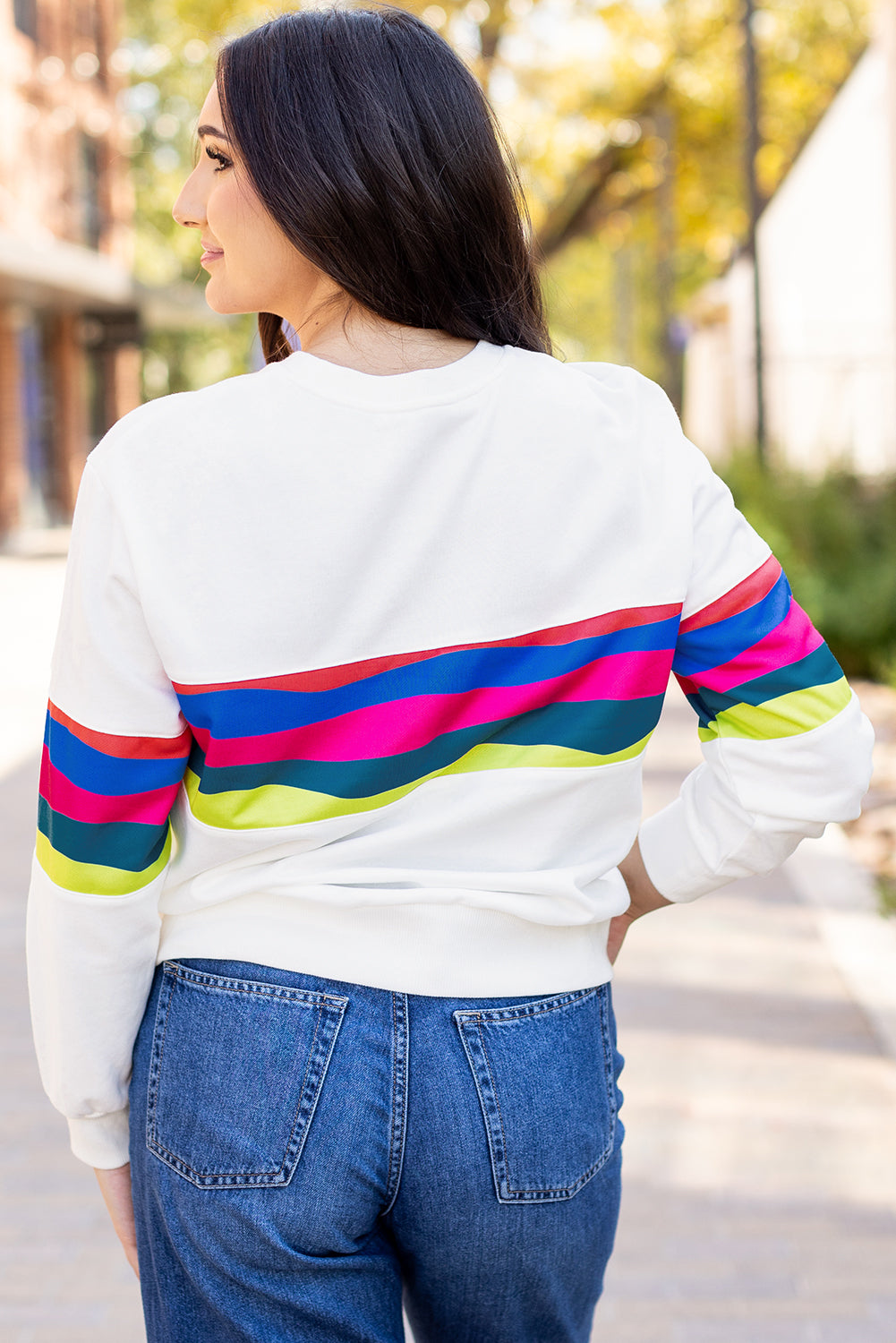 Weißes, langärmliges T-Shirt mit bunten Streifen