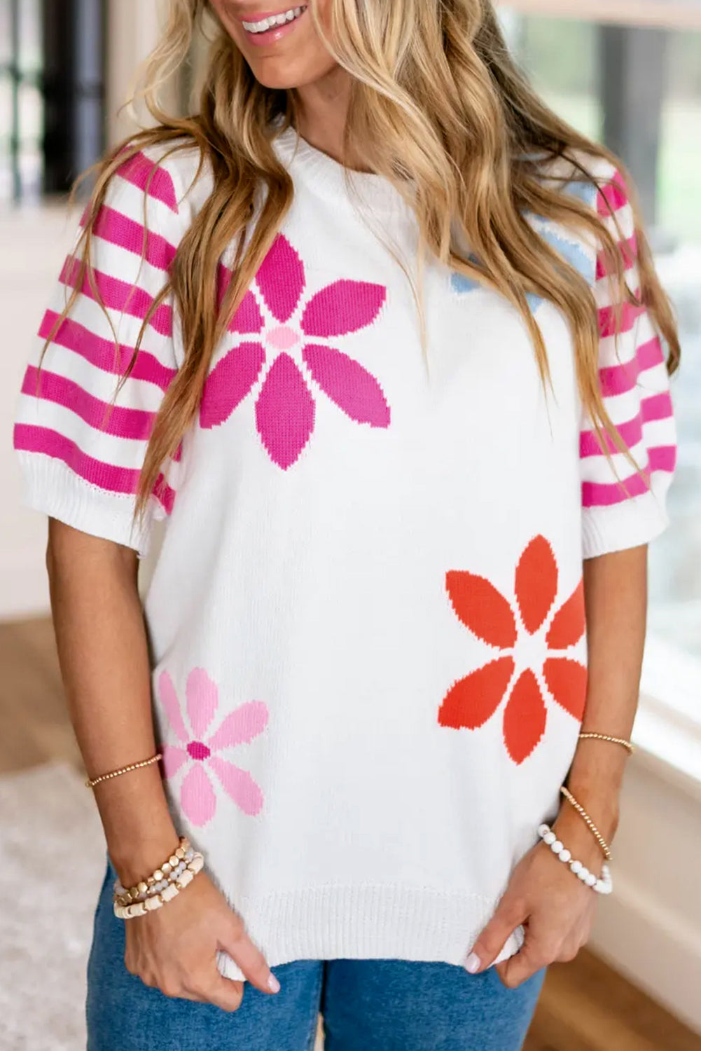 Weißes T-Shirt mit Blumenmuster und gestreiften Ärmeln