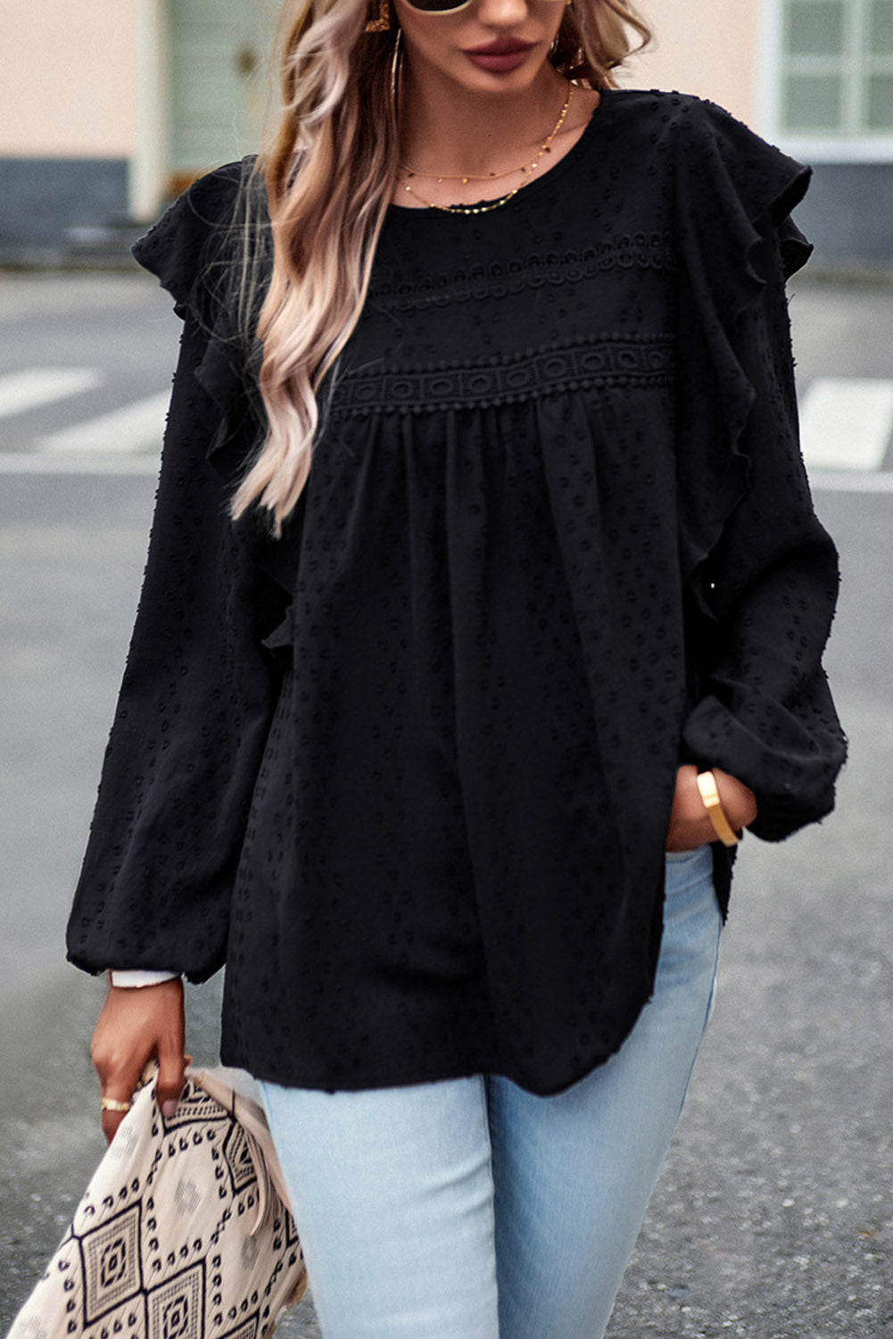 Schwarze Bluse mit langen Ärmeln und Ösen an der Schulter aus Spitze und Rüschen