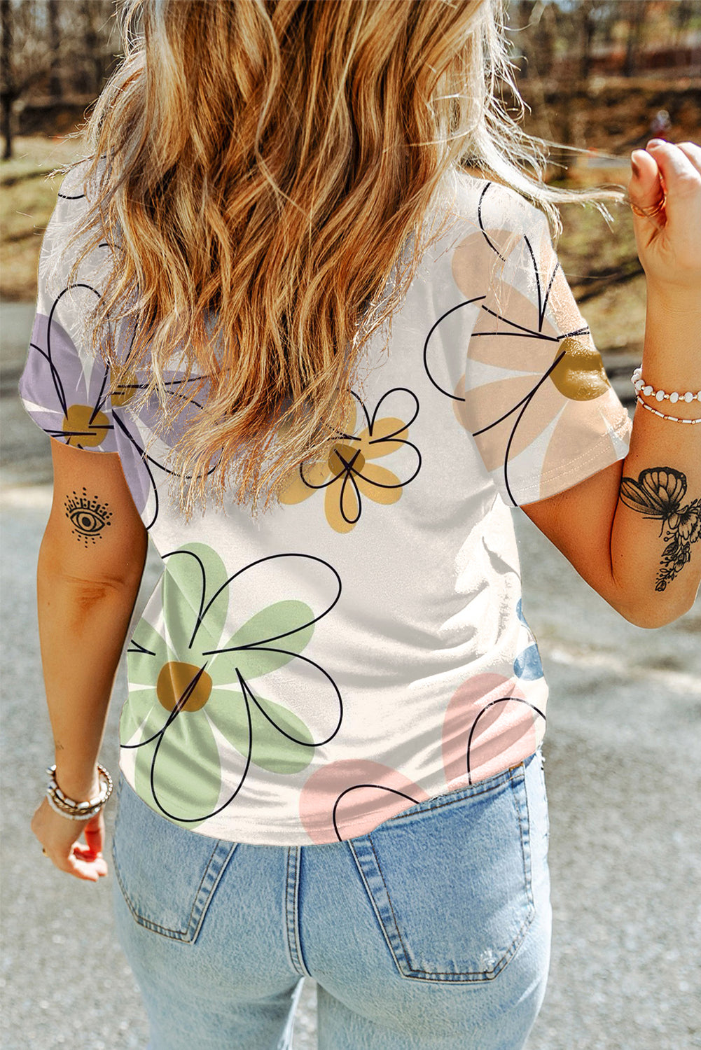 Beiges lässiges T-Shirt mit Rundhalsausschnitt und Sommerblumendruck