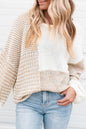 Haferflockenfarbener Strickpullover mit gemischtem Muster und Schlüssellochausschnitt und überschnittener Schulter