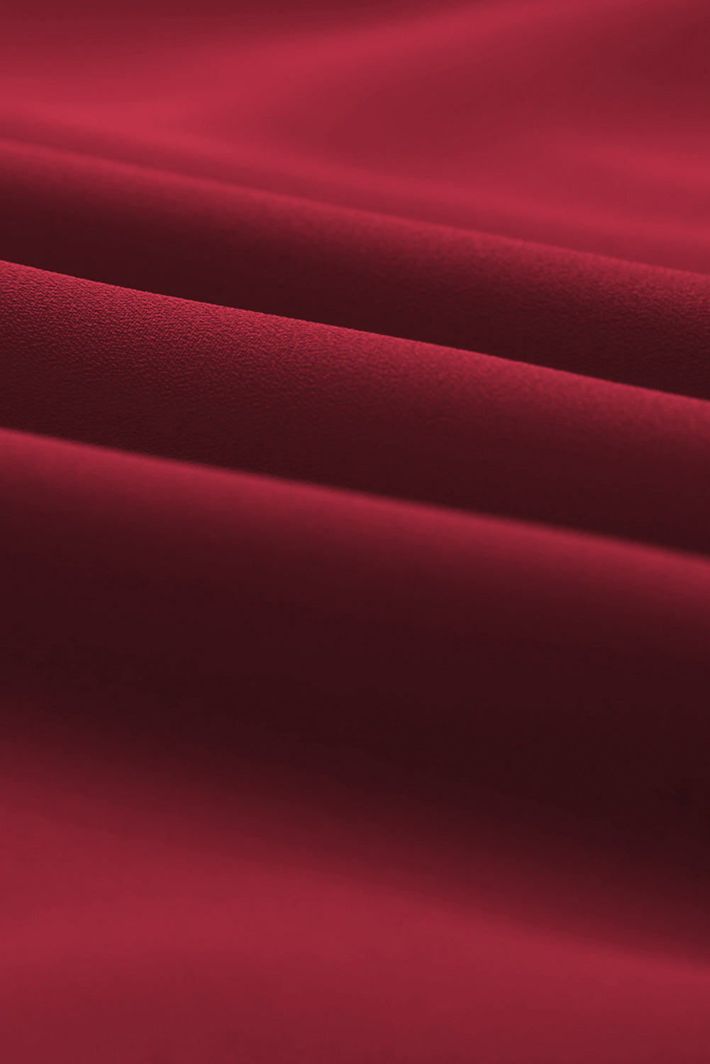 Langärmliges Minikleid mit Rüschen und V-Ausschnitt