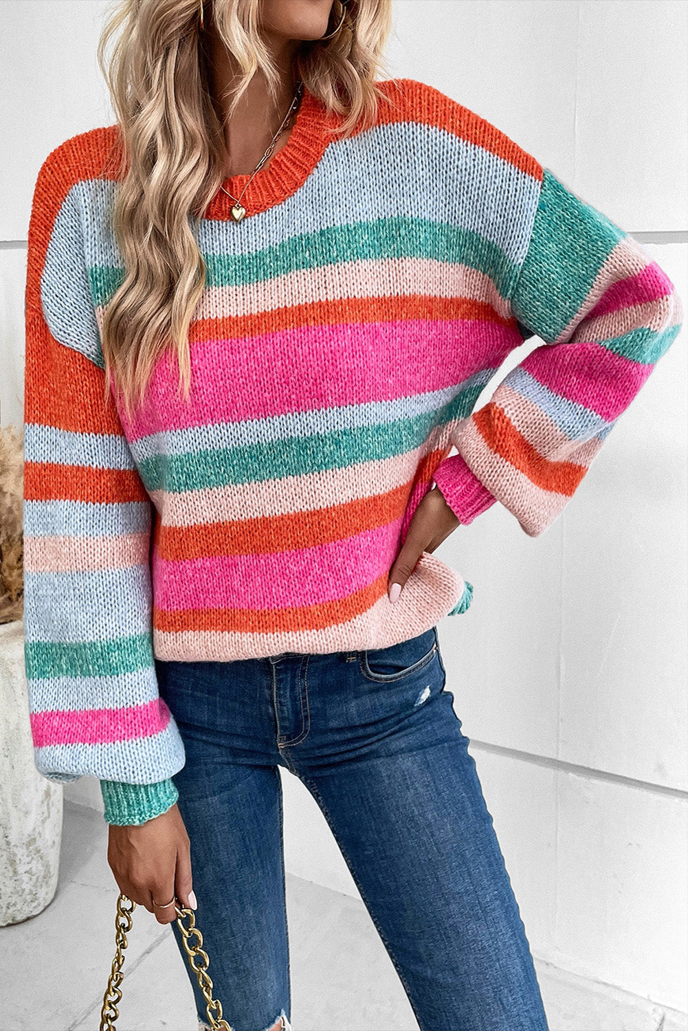 Mehrfarbig gestreifter Strickpullover mit tief angesetzten Schultern und Puffärmeln