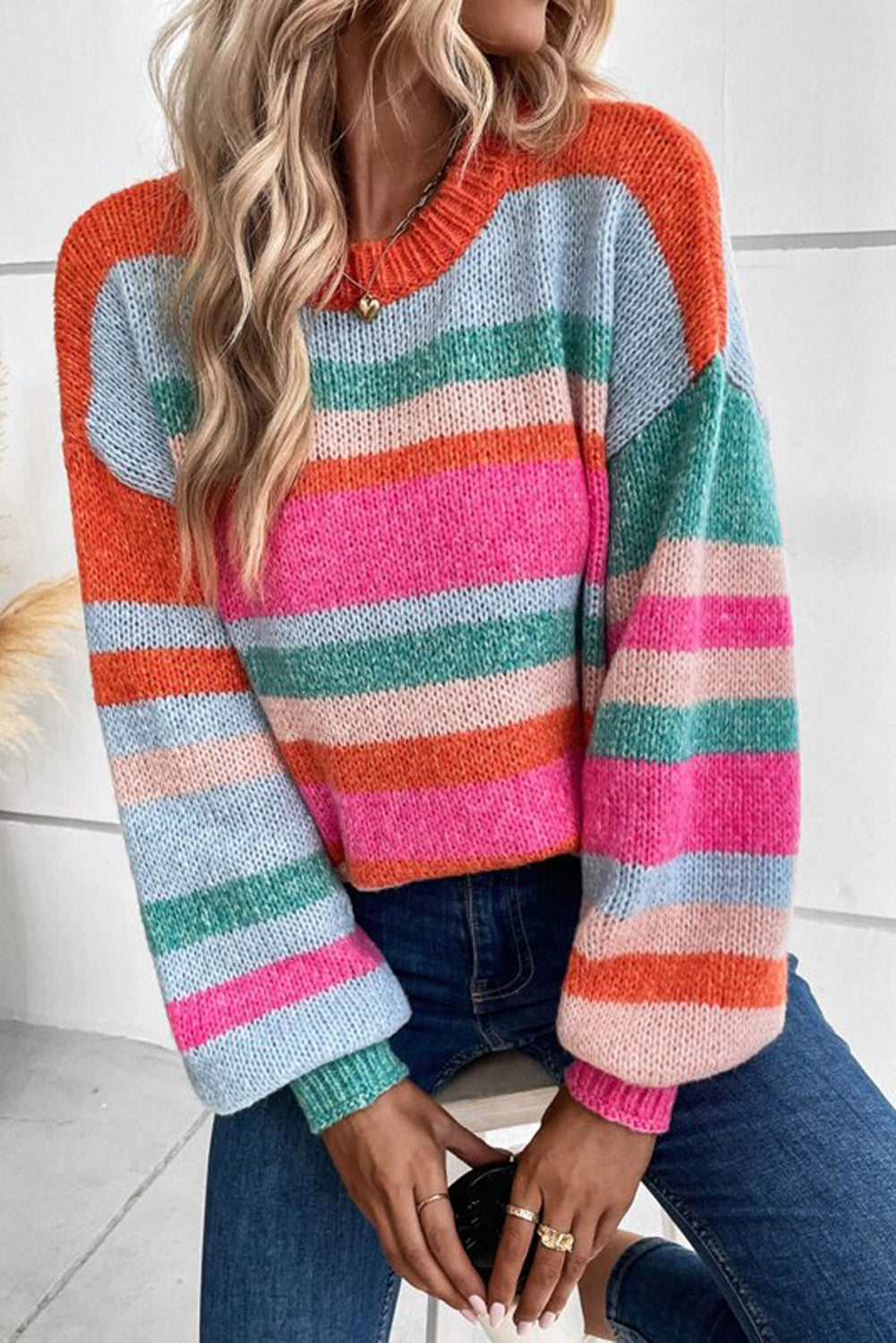 Mehrfarbig gestreifter Strickpullover mit tief angesetzten Schultern und Puffärmeln