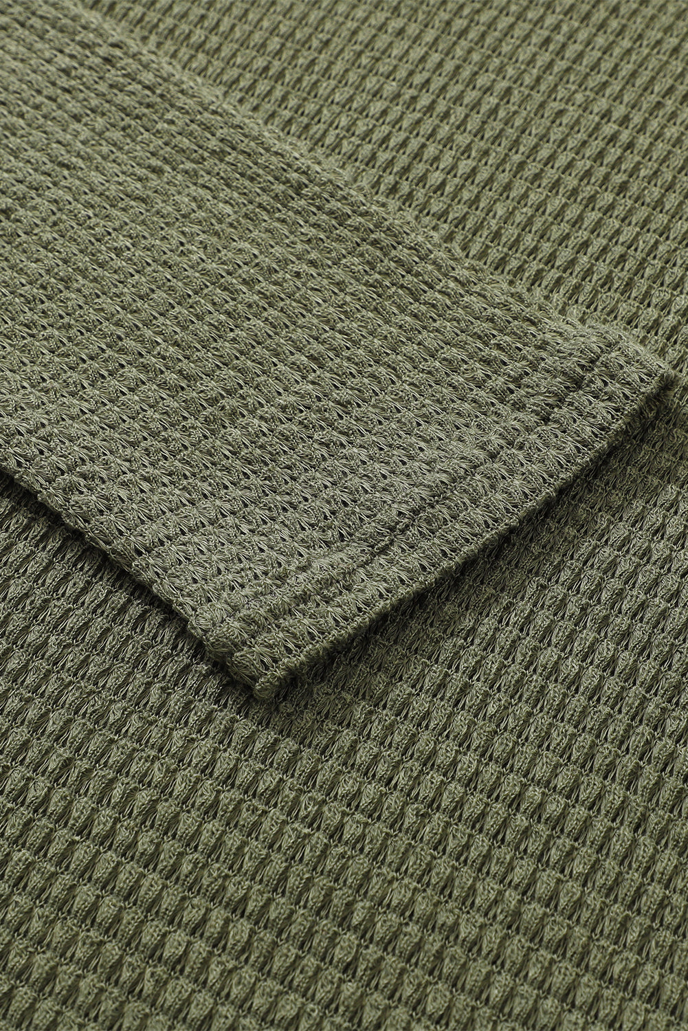 Grünes Oversize-Oberteil mit hohen Schlitzen und Waffelstrick