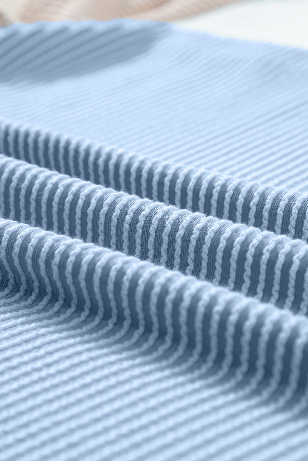 Hellblaues T-Shirt mit gerippter Struktur und Colorblock-Muster