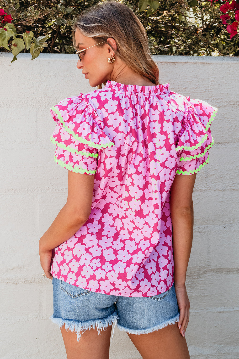 Rosa Bluse mit floralem Kontrastmuster und Zickzackmuster und Rüschenärmeln