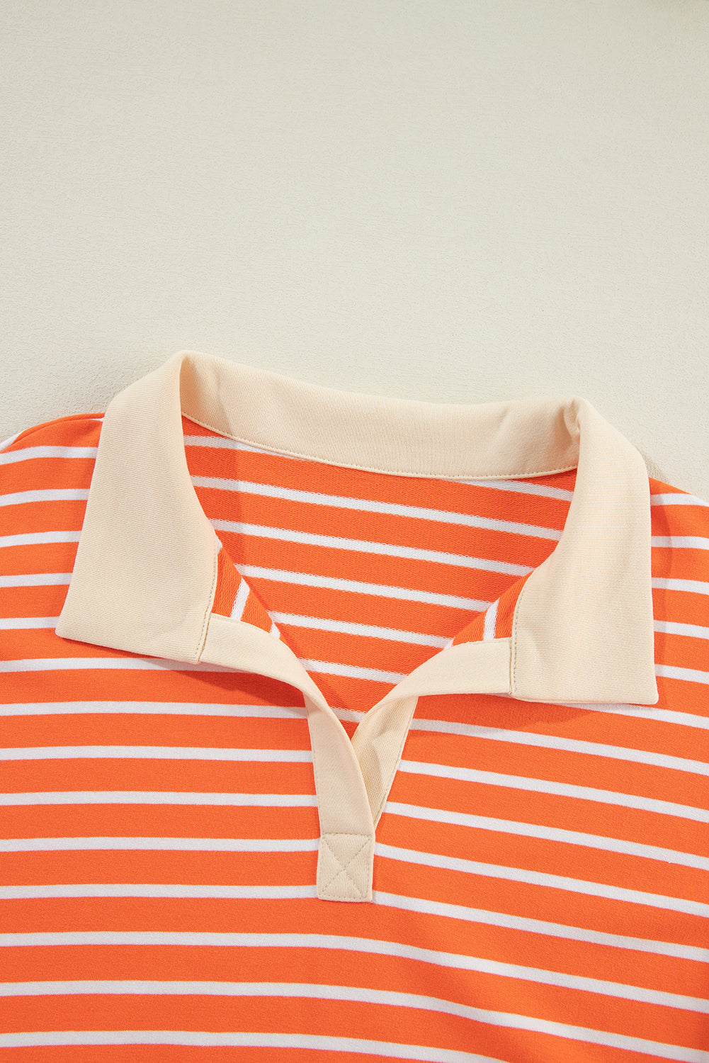 Orangefarbenes Sweatshirt mit Farbblockdesign und lockerer Passform, Kragen und überschnittenen Schultern