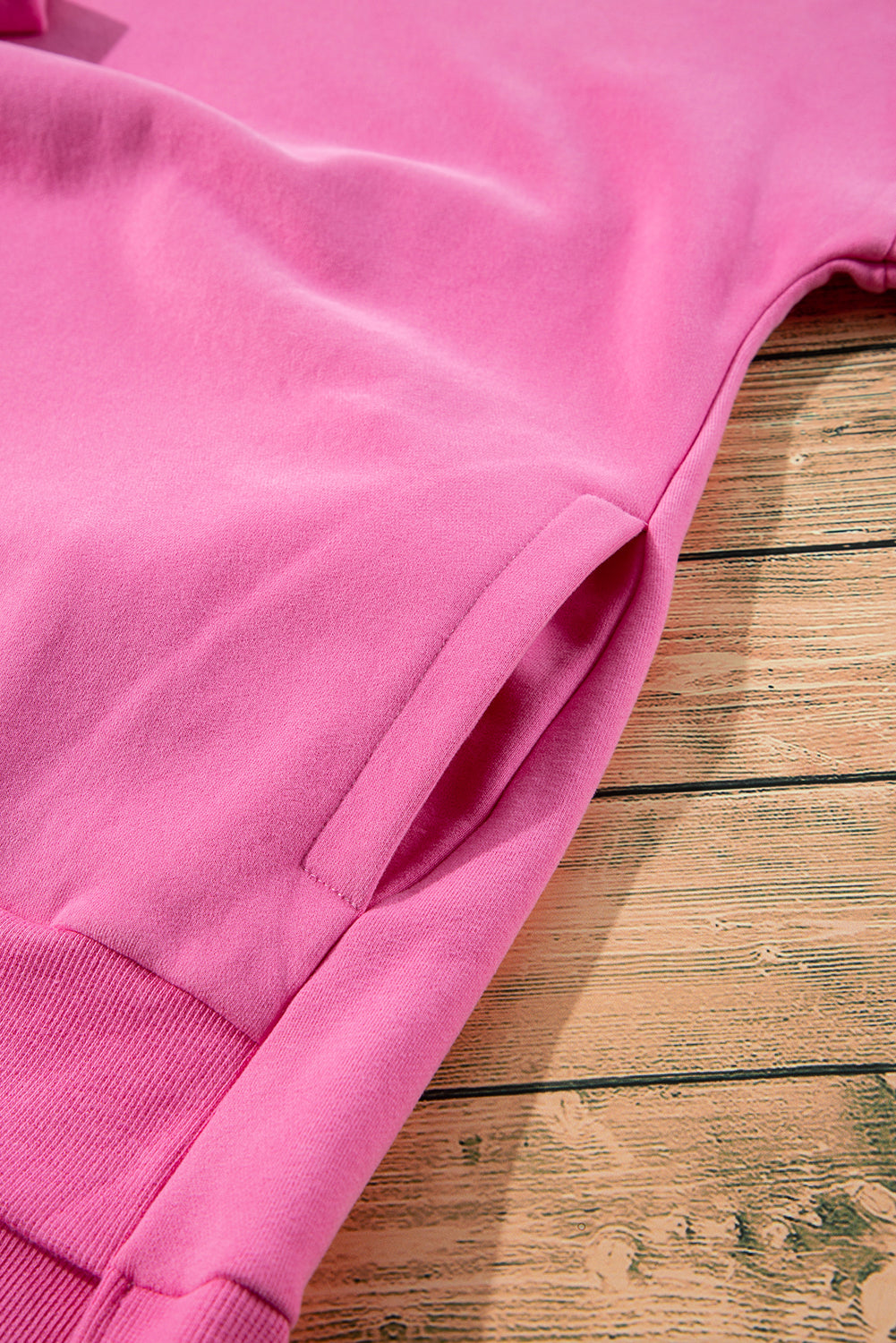 Bonbon – Einfarbiges Sweatshirt mit Fleecefutter und überschnittener Schulterpartie und hohem Bund