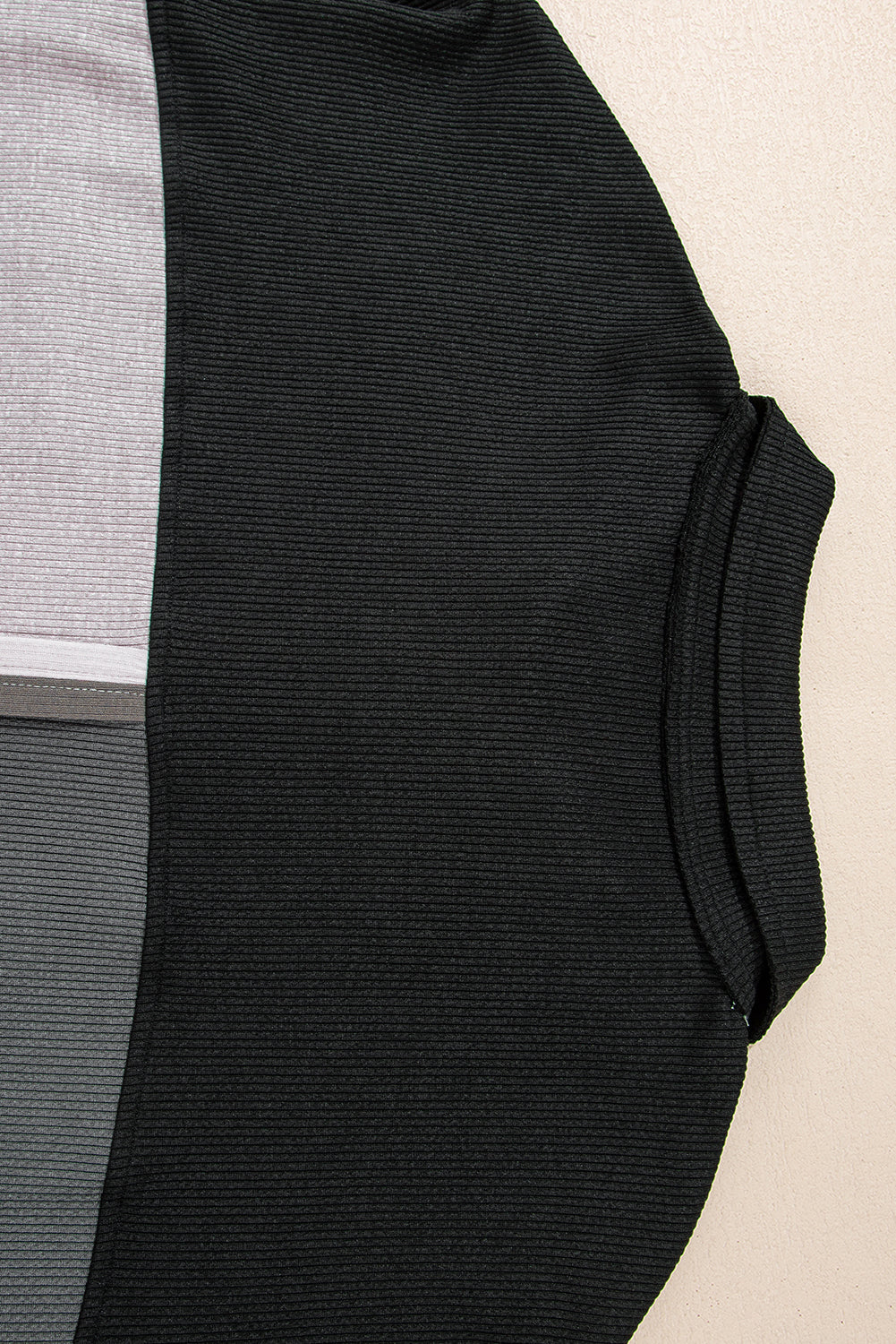 Graues Oversize-Sweatshirt mit geripptem Kragen und Farbblockdesign