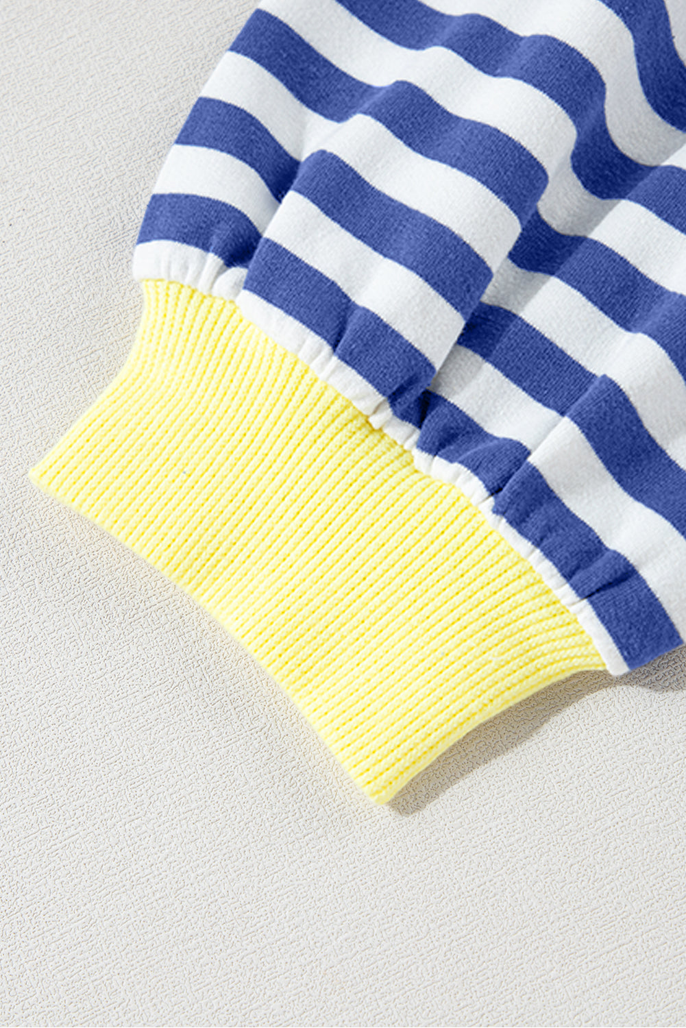 Übergroßes Pullover-Sweatshirt mit Kontrastbesatz und blauen Streifen