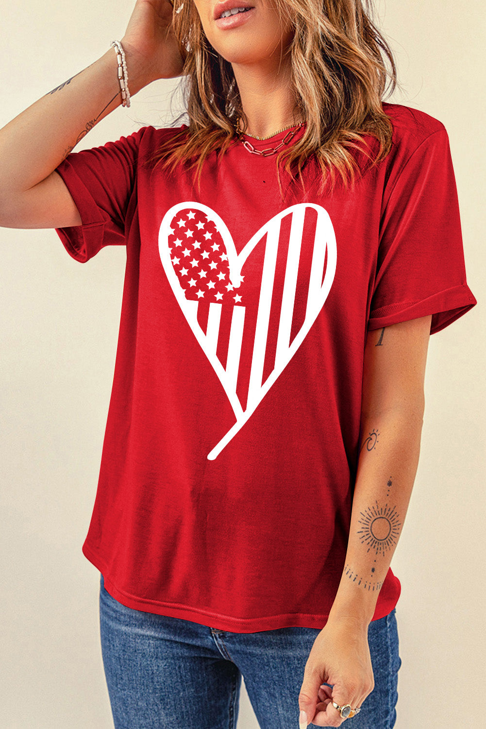 Rotes T-Shirt mit Rundhalsausschnitt und Grafik in Herzform mit USA-Flagge