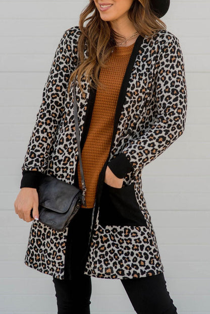 Schwarzer Cardigan mit Leopardenmuster, aufgesetzten Taschen und offener Vorderseite