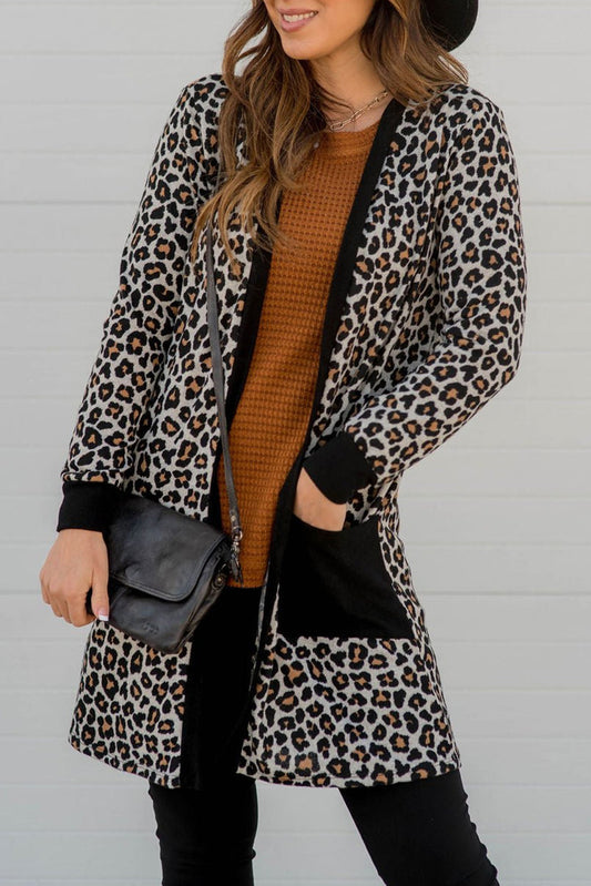 Schwarzer Cardigan mit Leopardenmuster, aufgesetzten Taschen und offener Vorderseite