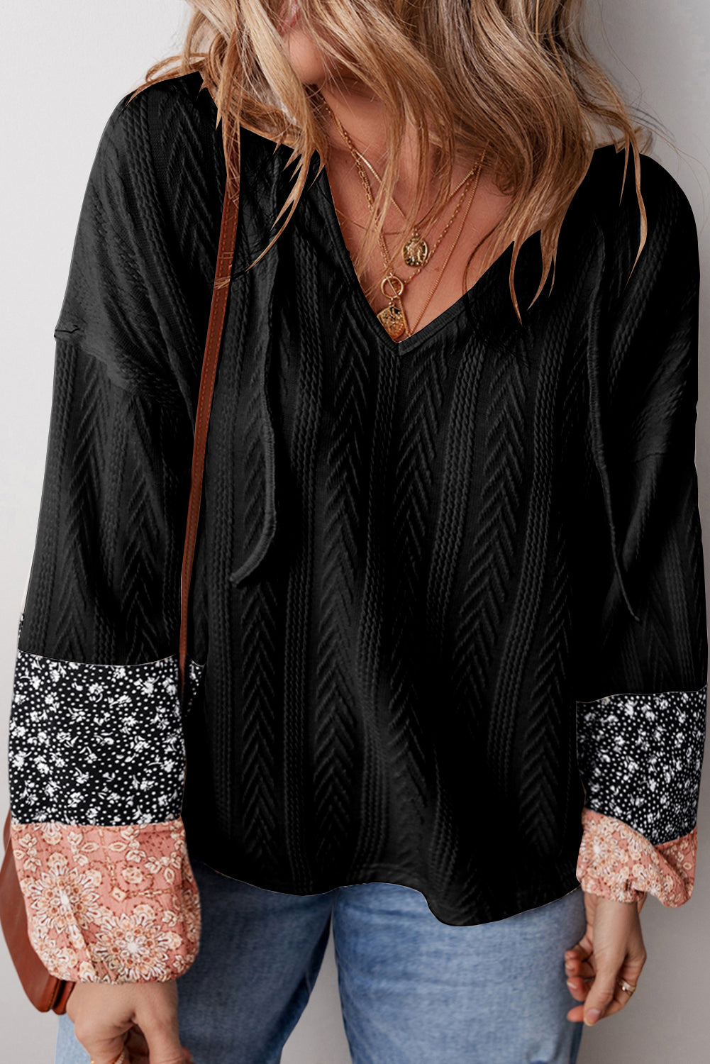 Schwarze Bluse mit V-Ausschnitt und floralem Patchwork-Muster
