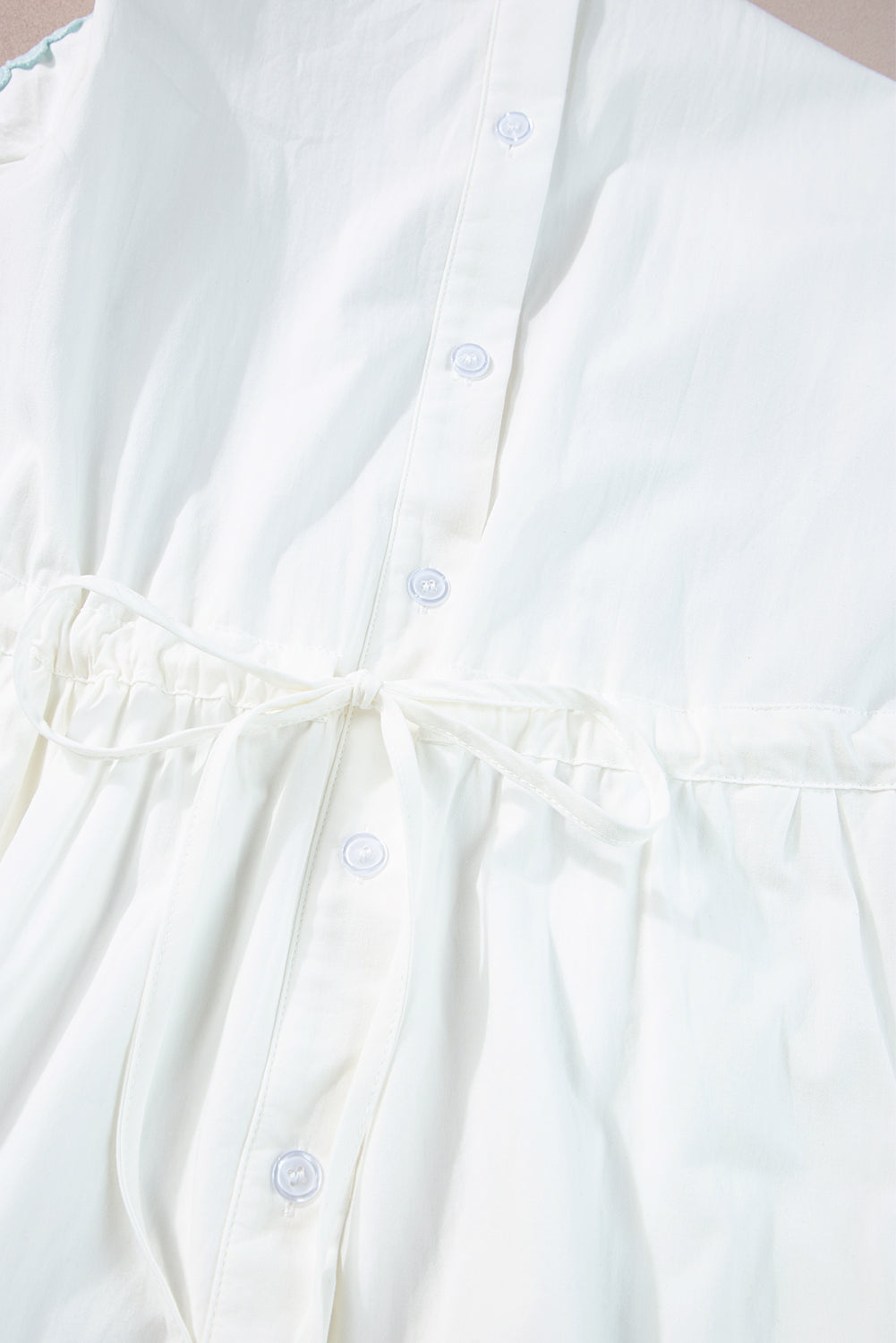 Weißes, kurzärmliges, langes Kleid mit Farbblock-Zickzack-Besatz und Kordelzug in der Taille