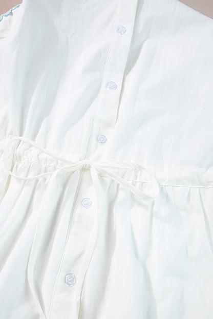 Weißes, kurzärmliges, langes Kleid mit Farbblock-Zickzack-Besatz und Kordelzug in der Taille