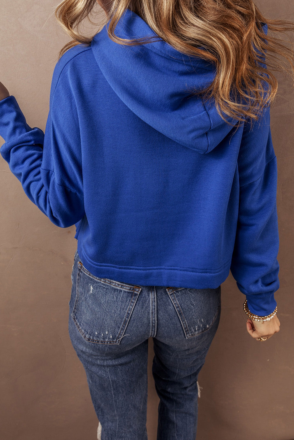 Dunkelblauer, einfarbiger, kurzer Hoodie mit überschnittener Schulterpartie und Kordelzug