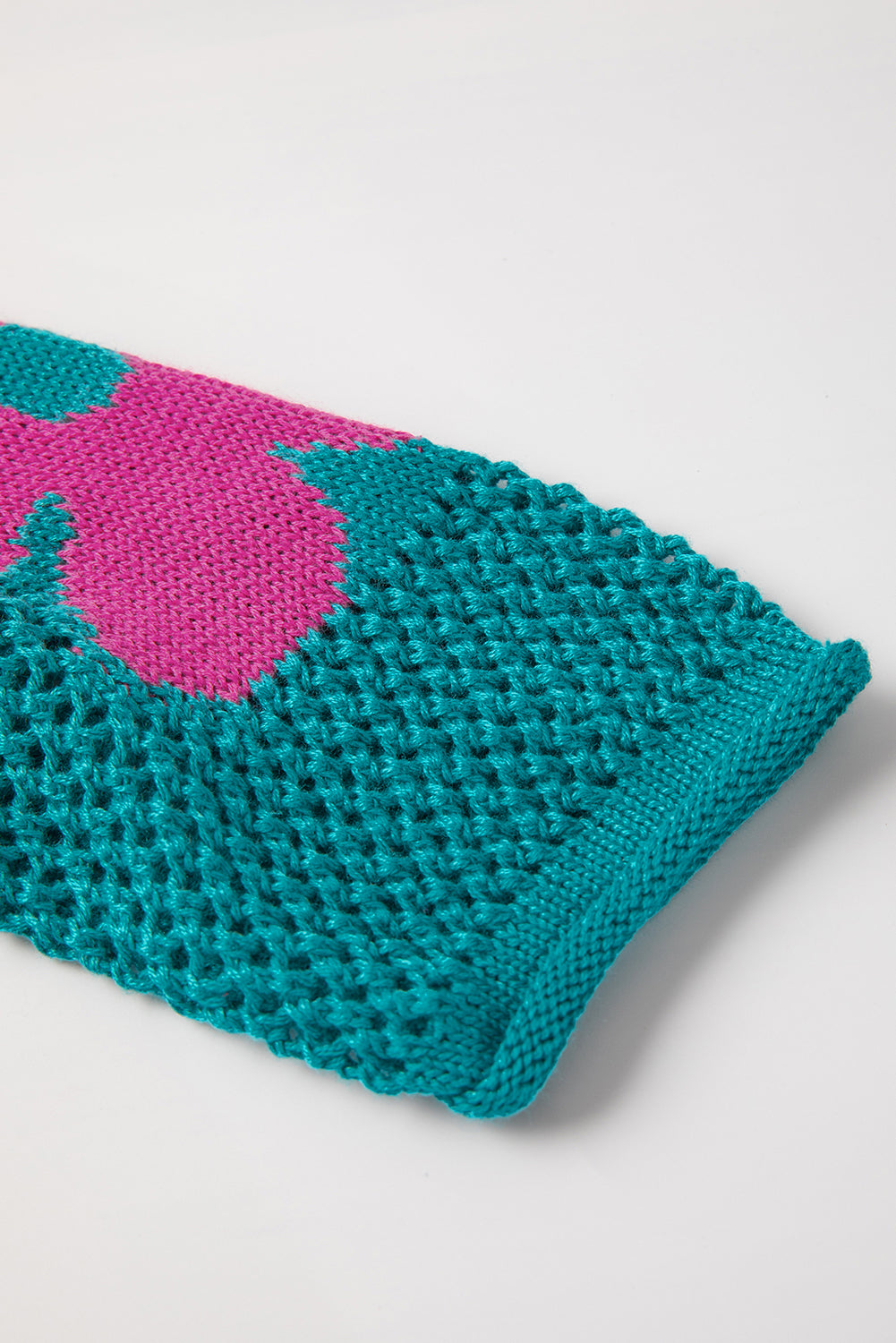Seegrüner Strickpullover mit großer Blume und tief angesetzten Schultern