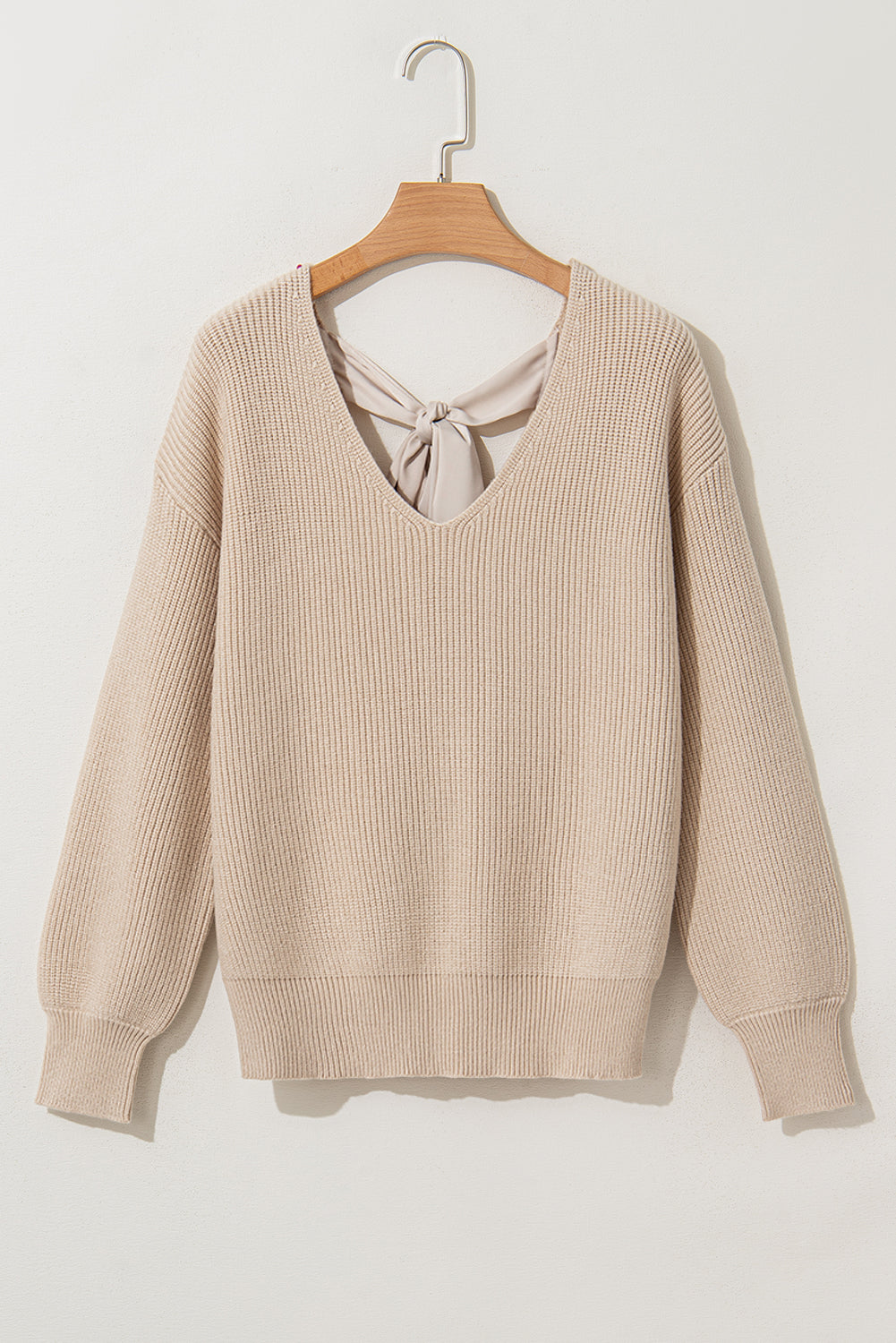 Aprikosenfarbener Pullover mit Laternenärmeln und V-Ausschnitt und Knoten hinten