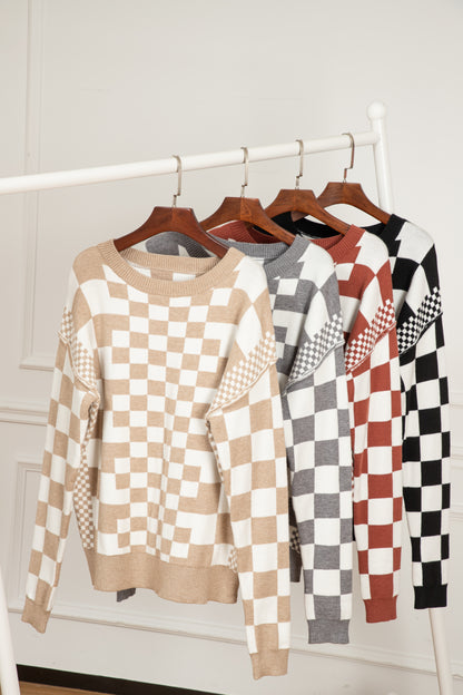 Khakifarbener Pullover mit Karomuster und überschnittener Schulterpartie und Rundhalsausschnitt