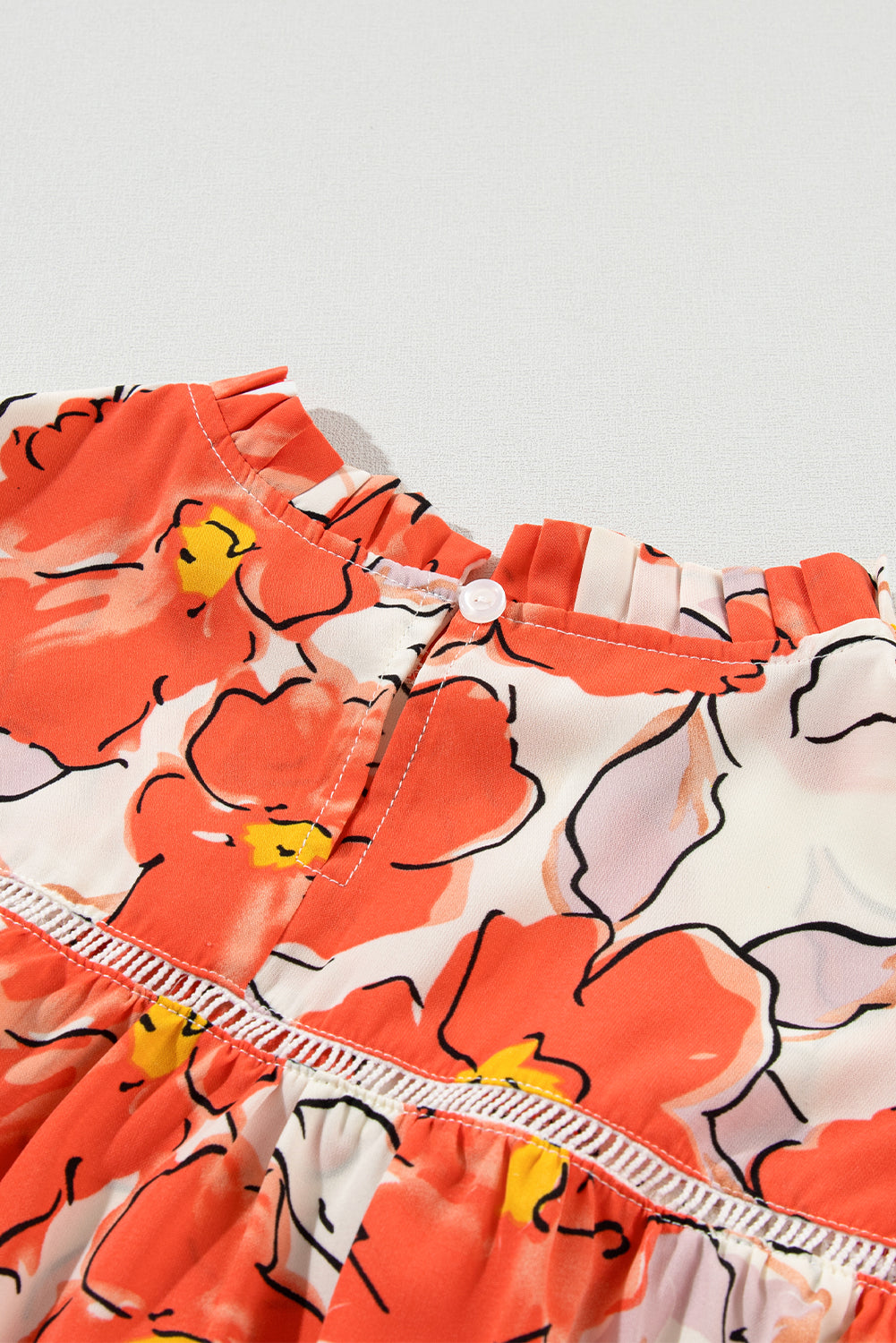 Orangefarbene Bluse mit Blumenmuster, Puffärmeln und Rüschenkragen
