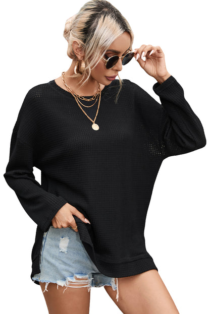 Schwarzes Oversize-Oberteil mit hohen Schlitzen und Waffelstrick