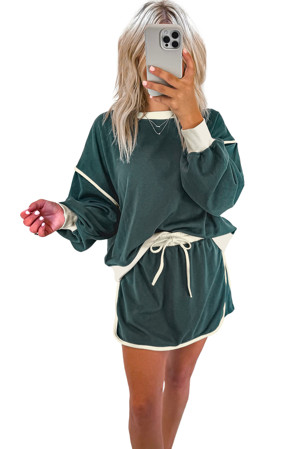 Evergreen Set mit lockerem Pullover in Kontrastfarbe und Skort mit Schnürung in der Taille