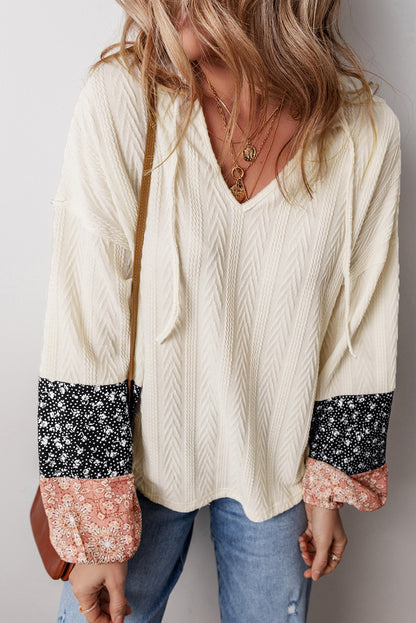 Beige Bluse mit V-Ausschnitt und Blumen-Patchwork-Struktur