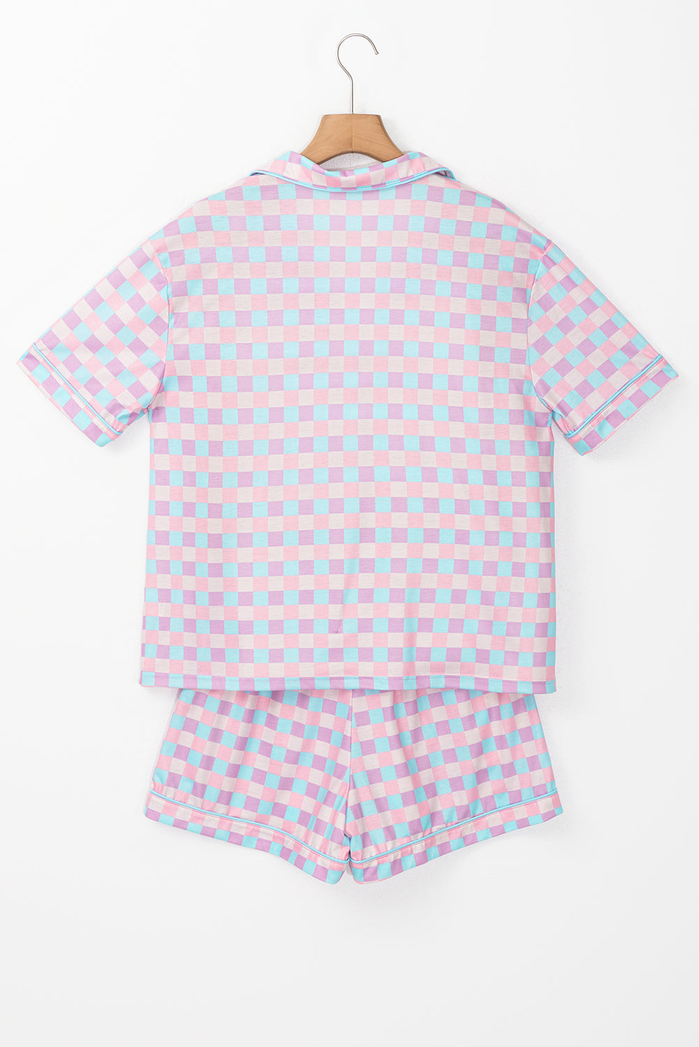 Lilafarbenes Pyjama-Set mit kurzärmligem Karomuster