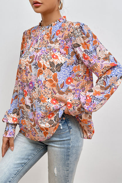 Mehrfarbige Bluse mit Blumenmuster, Bischofsärmeln und Rüschen am Rundhalsausschnitt