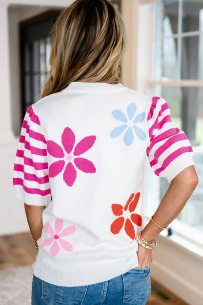 Weißes T-Shirt mit Blumenmuster und gestreiften Ärmeln