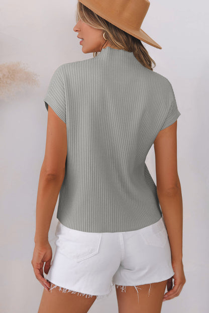 Grauer Rippstrickpullover mit aufgesetzten Taschen und kurzen Ärmeln