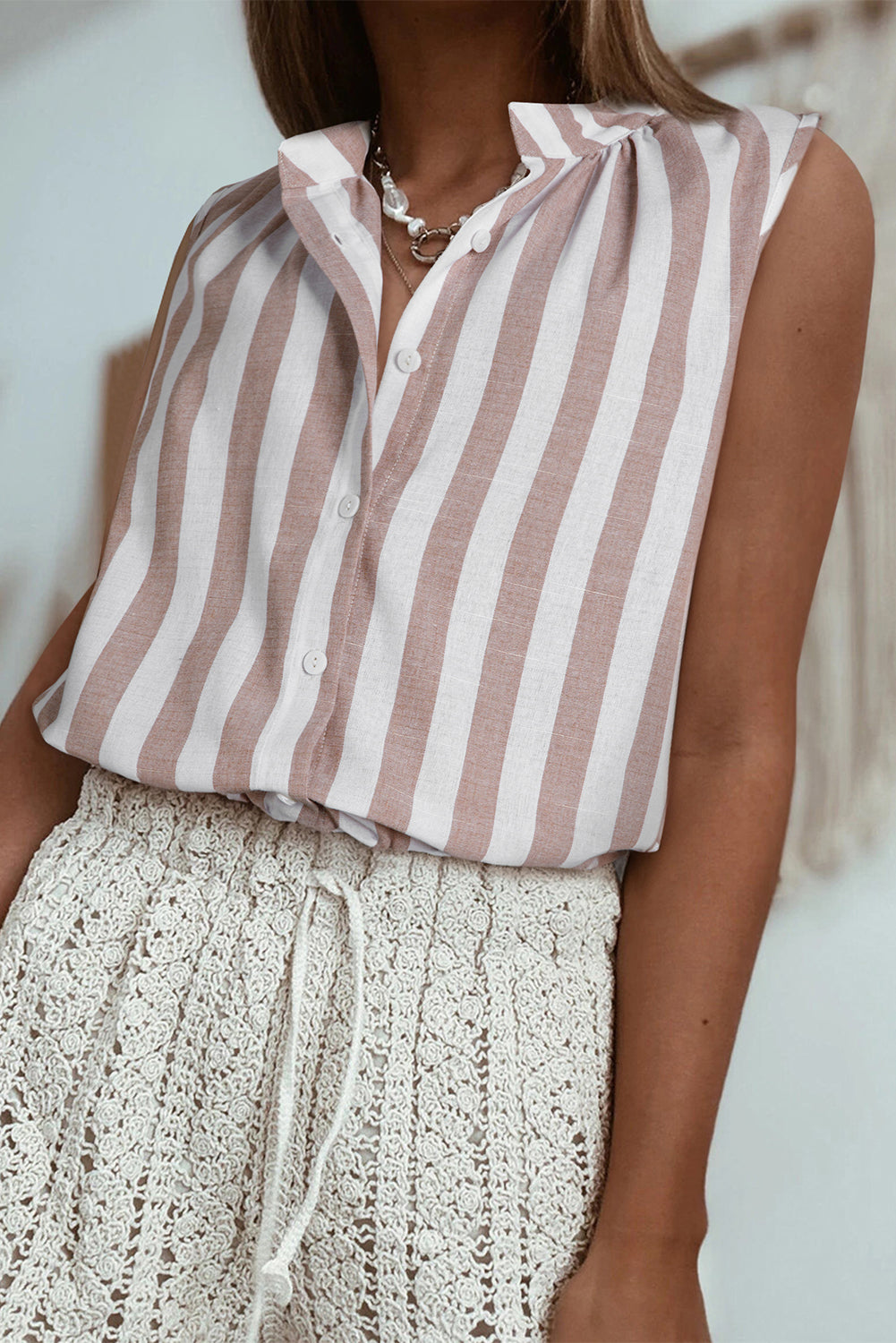 Lässiges, ärmelloses Hemd mit Knopfleiste und Streifen in Khaki