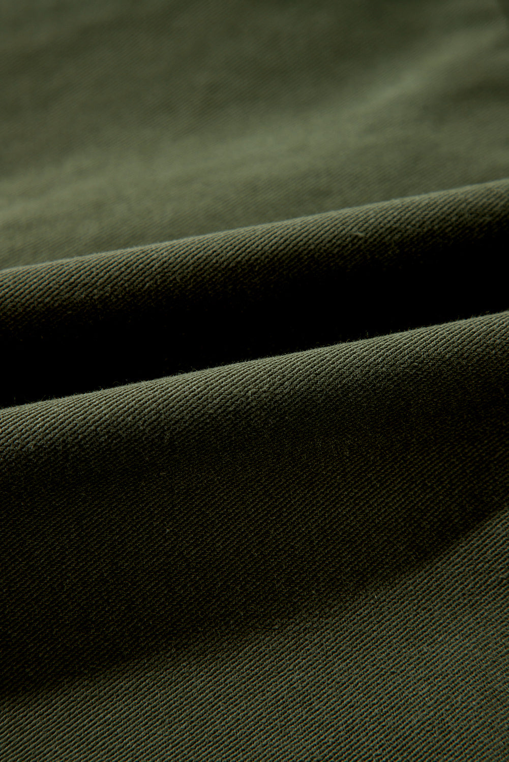 Moosgrüne Jacke mit Druckknopf-Reißverschluss und engem Taillenkragen