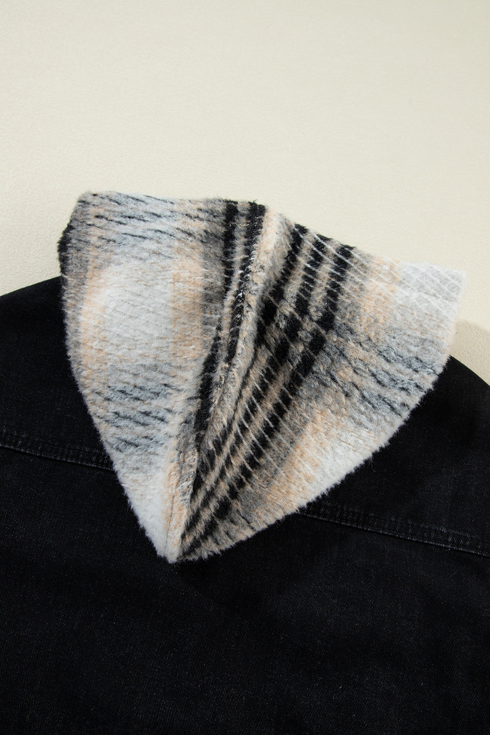 Schwarze Jeansjacke mit Kapuze und karierten Ärmeln und ausgefranstem Saum