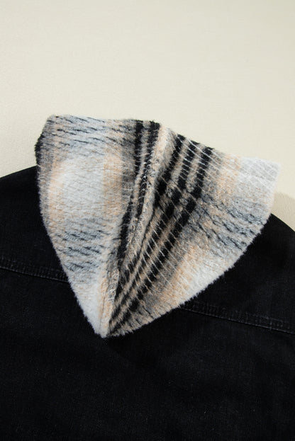 Schwarze Jeansjacke mit Kapuze und karierten Ärmeln und ausgefranstem Saum