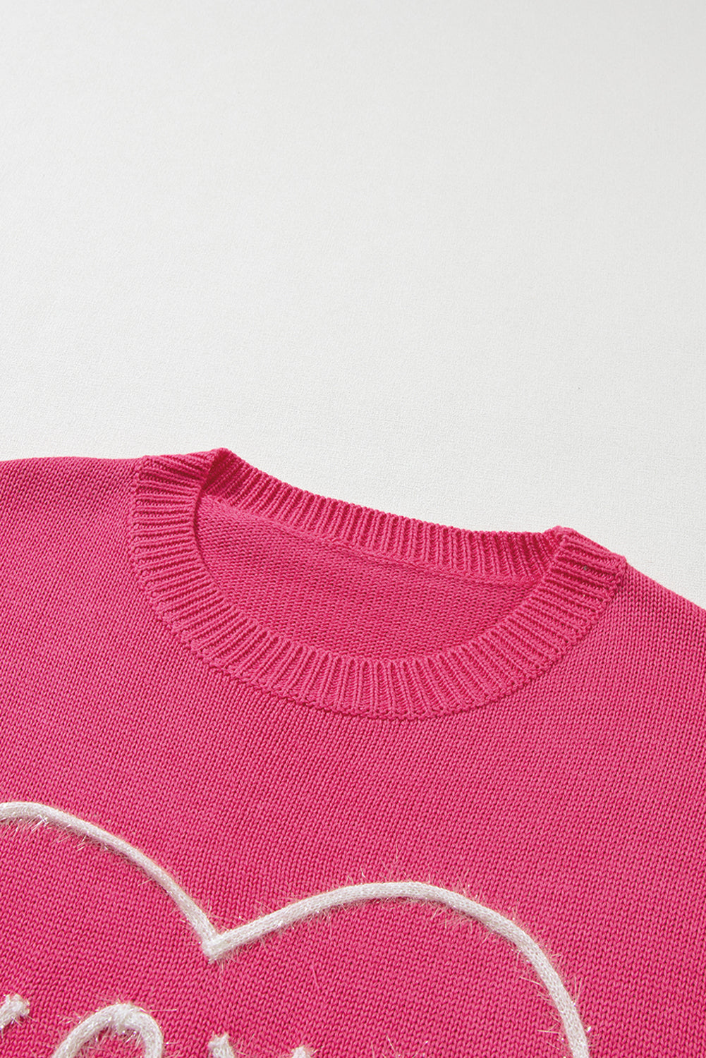 Rippstrickpullover mit überschnittener Schulterpartie und Rosenherz-XOXO-Muster