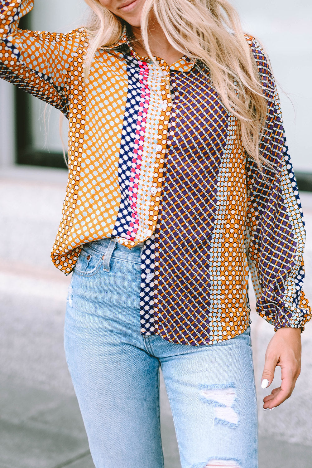 Braunes langärmliges Button-Down-Etuihemd mit Punktmuster