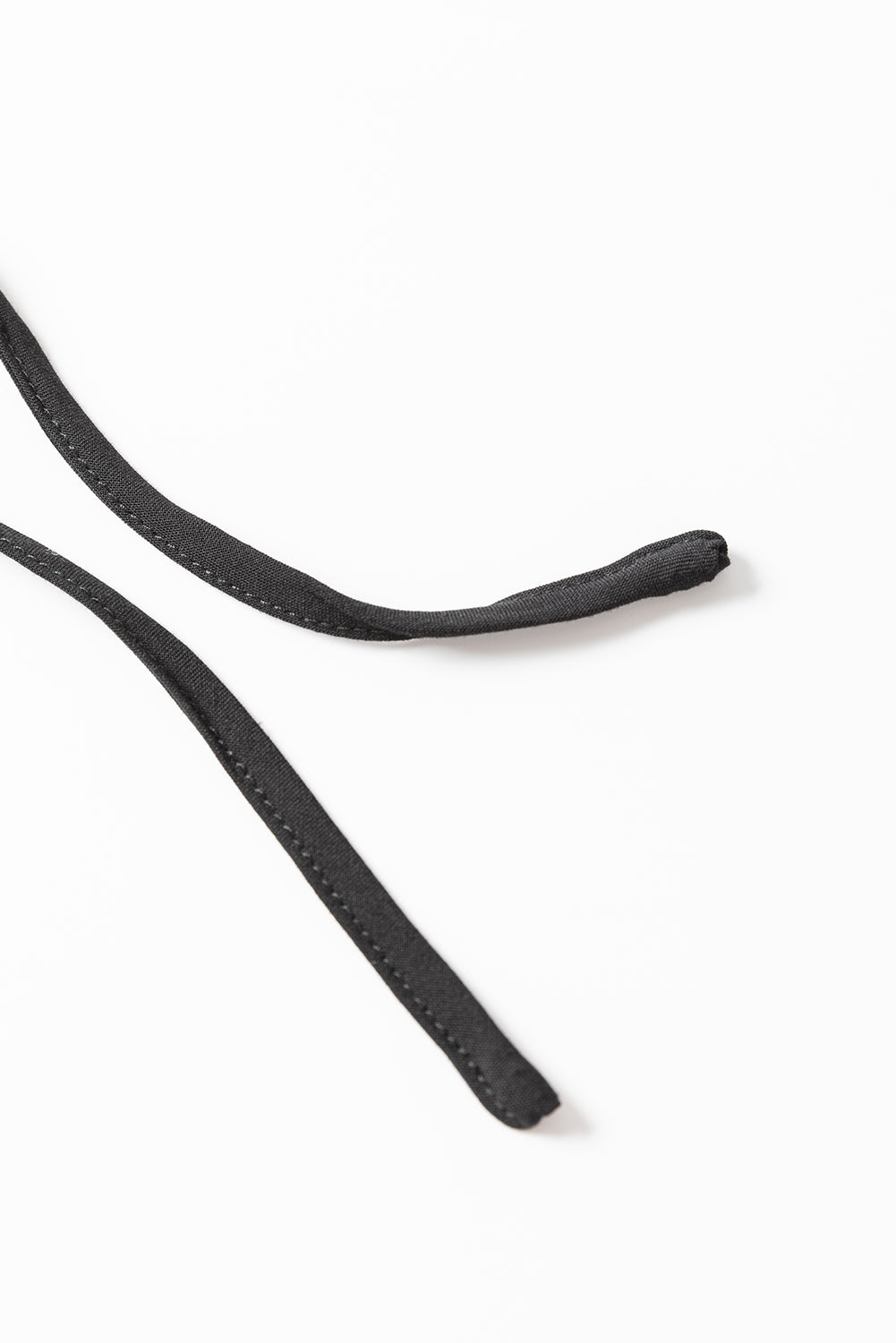 Schwarzes Minikleid aus Spitze mit Puffärmeln, Knöpfen und Rüschen