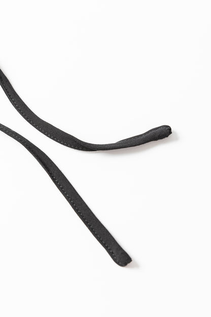 Schwarzes Minikleid aus Spitze mit Puffärmeln, Knöpfen und Rüschen